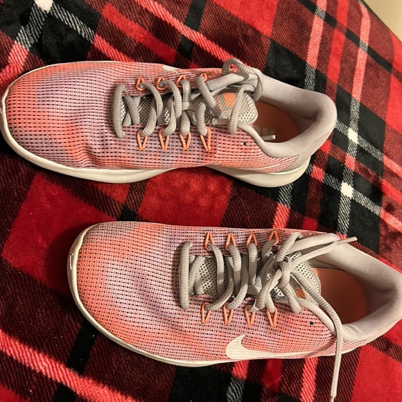 Size 8 Nike Tennis Shoes/sneakers. - Picture 2 of 3